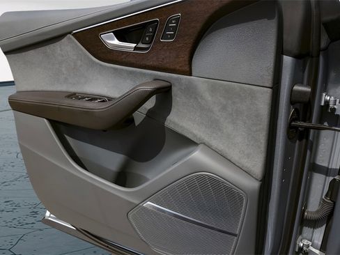 Used 2024 Audi Q8 Prestige image 25