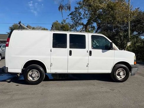 Used 2018 Chevrolet Express 2500 Van 3D image 4