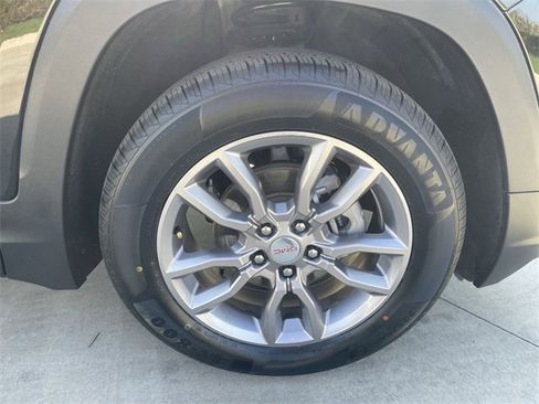 Used 2024 GMC Terrain SLT image 32