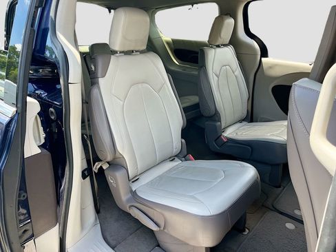 Used 2017 Chrysler Pacifica Touring-L Plus FWD image 27