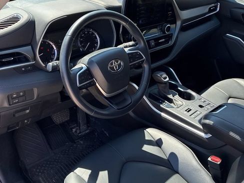 Used 2023 Toyota Highlander XLE AWD/4WD image 9