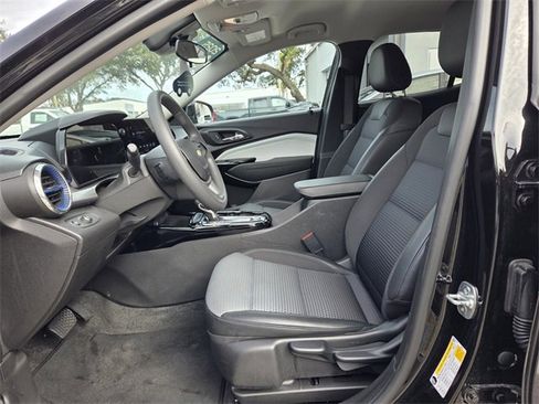 Certified 2025 Chevrolet Trax LT image 11