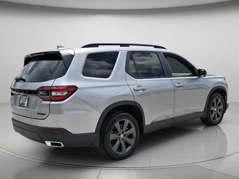 Used 2025 Honda Pilot Sport image 7