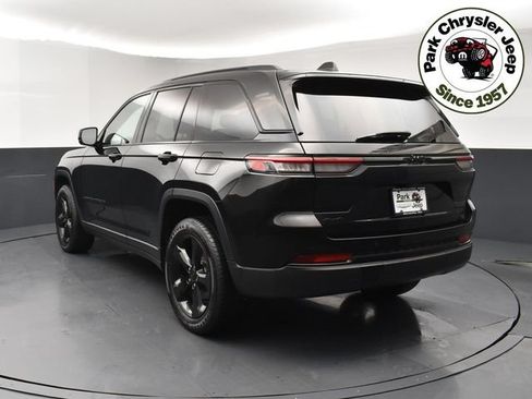 Used 2023 Jeep Grand Cherokee Limited w/ Black Appearance Package AWD/4WD image 4