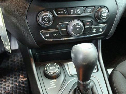 Used 2020 Jeep Cherokee Sport image 14