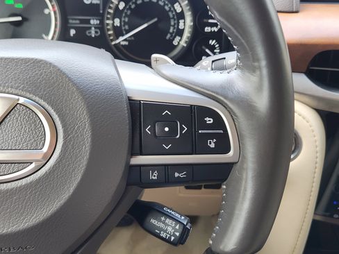 Used 2020 Lexus LX 570 4WD w/ Luxury Package image 34