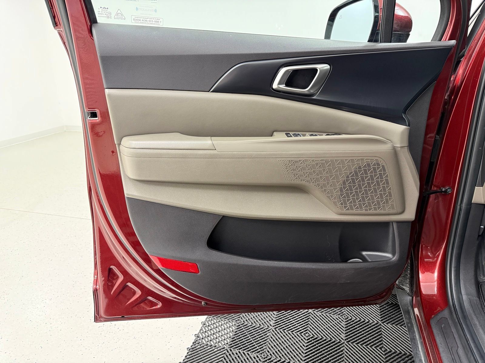Used 2025 Kia Carnival FWD image 10