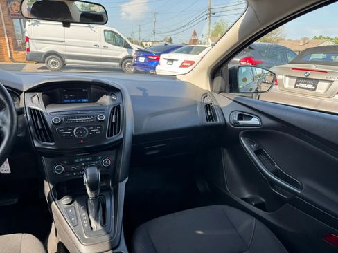 Used 2018 Ford Focus SE w/ SE Appearance Package image 37
