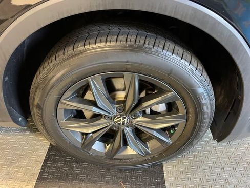 Certified 2024 Volkswagen Tiguan SE FWD image 10