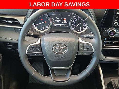 Used 2022 Toyota Highlander XLE FWD image 21