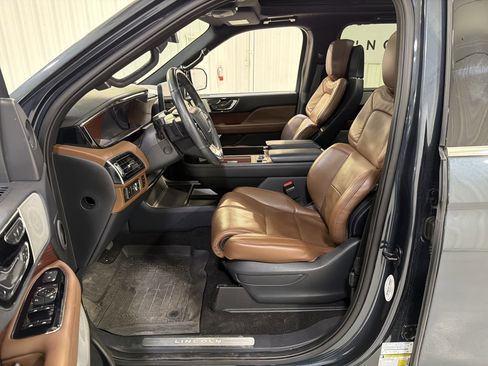 Used 2022 Lincoln Navigator Reserve image 11