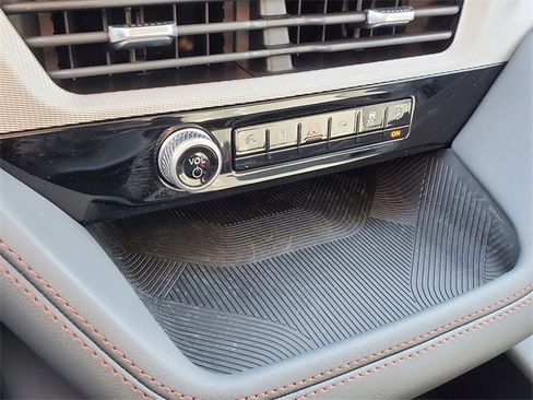 Used 2025 Ford Explorer Active w/ Active Comfort Package image 31