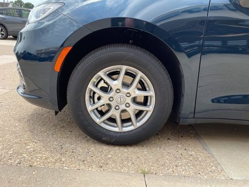 New 2025 Chrysler Pacifica Select image 16