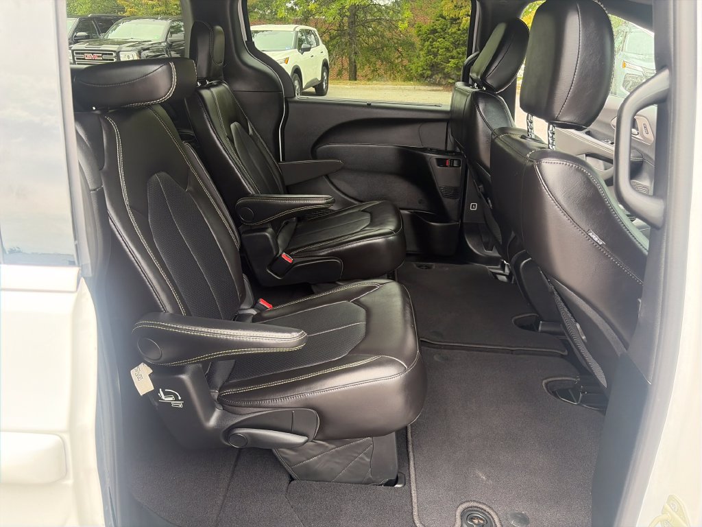 Used 2026 Chrysler Pacifica Select FWD image 40
