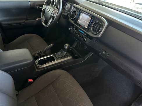Used 2017 Toyota Tacoma TRD Off-Road image 14