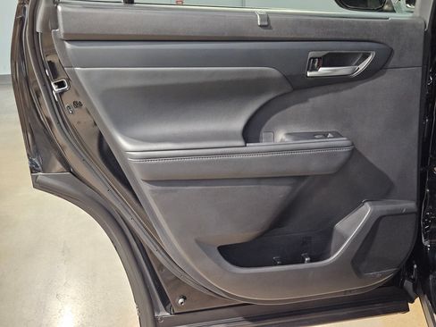 Used 2025 Toyota Highlander XLE AWD/4WD image 35