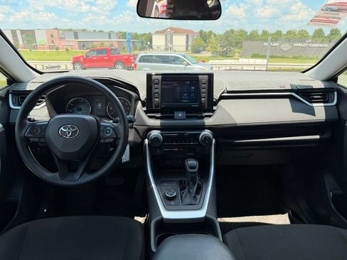 Used 2021 Toyota RAV4 LE AWD/4WD image 3