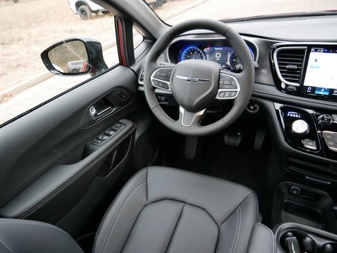 New 2026 Chrysler Pacifica Select image 9