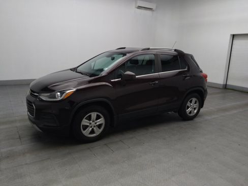 Used 2020 Chevrolet Trax LT w/ LT Convenience Package FWD image 2