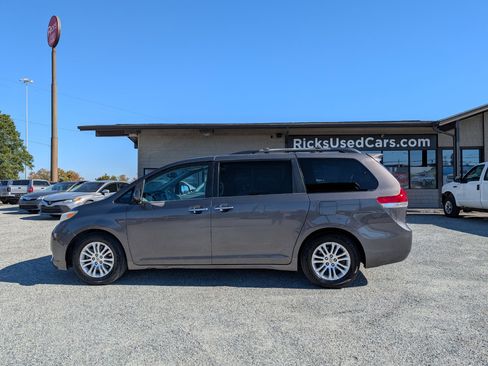 Used 2012 Toyota Sienna Limited image 11