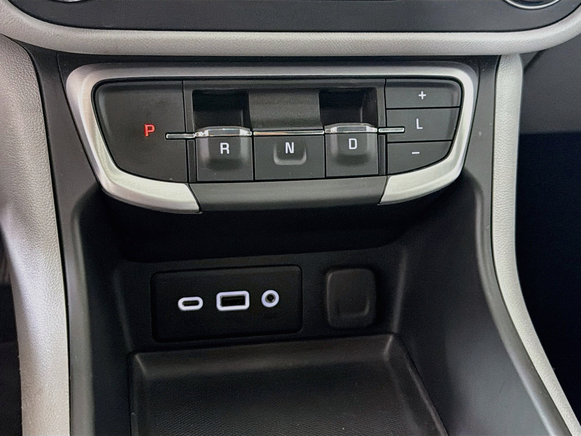 Used 2024 GMC Terrain SLE w/ Driver Convenience Package FWD image 23