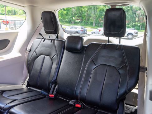 Used 2024 Chrysler Pacifica Touring-L FWD image 31