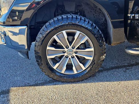 Used 2017 Nissan Titan SL image 14