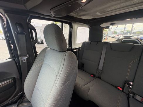 Used 2025 Jeep Wrangler Unlimited Sahara AWD/4WD image 39