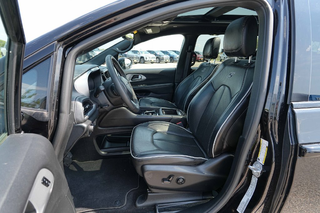 Used 2025 Chrysler Pacifica Limited FWD image 18
