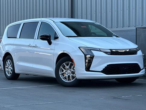 New 2027 Chrysler Pacifica Select FWD image 2