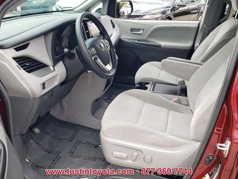 Certified 2017 Toyota Sienna LE image 3