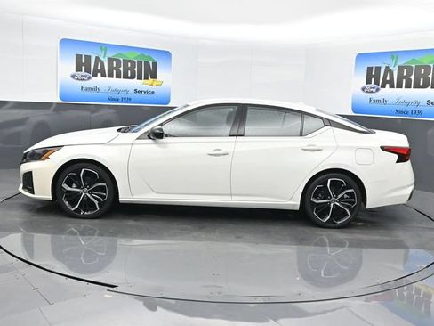Used 2024 Nissan Altima 2.5 SR FWD image 2