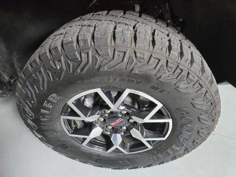 Used 2025 GMC Canyon AT4 w/ AT4X Package image 12