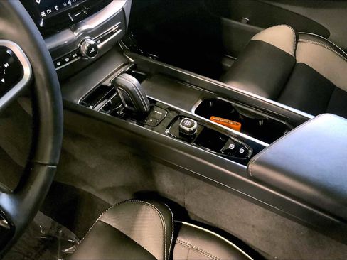 Used 2022 Volvo XC60 T8 R-Design w/ Advanced Package image 17