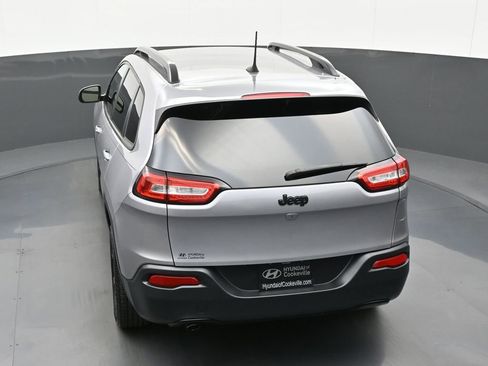 Used 2018 Jeep Cherokee Latitude w/ Altitude Package FWD image 33