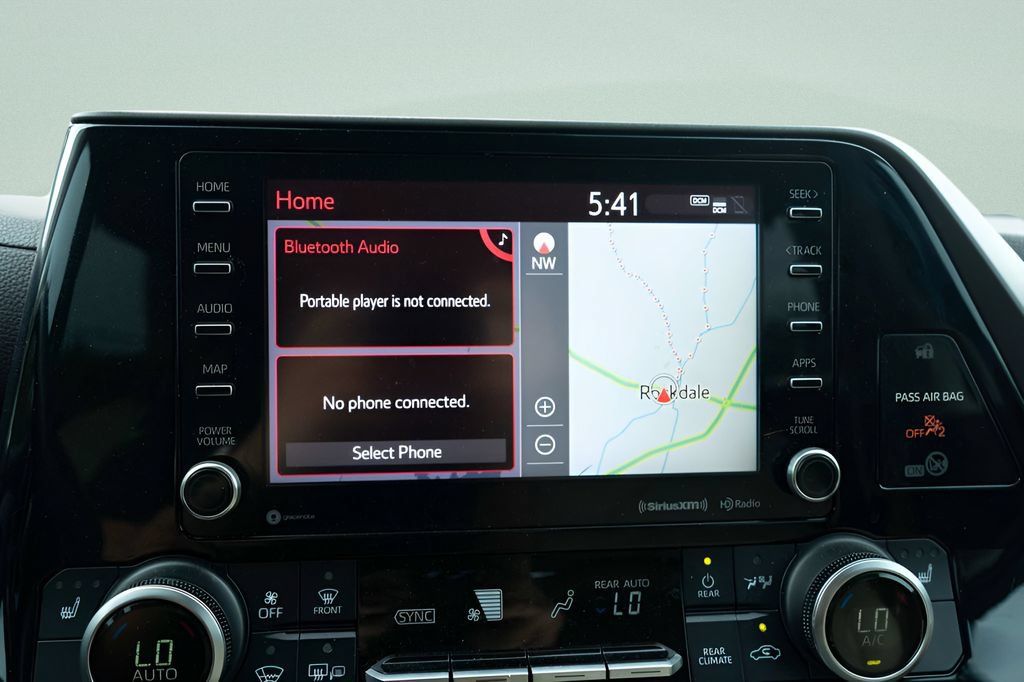 Used 2020 Toyota Highlander XLE AWD/4WD image 25
