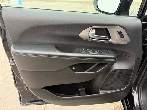 Used 2021 Chrysler Pacifica Limited w/ Uconnect Theater Family Group image 15