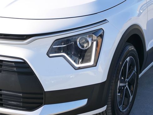 Used 2023 Kia Niro EX image 9