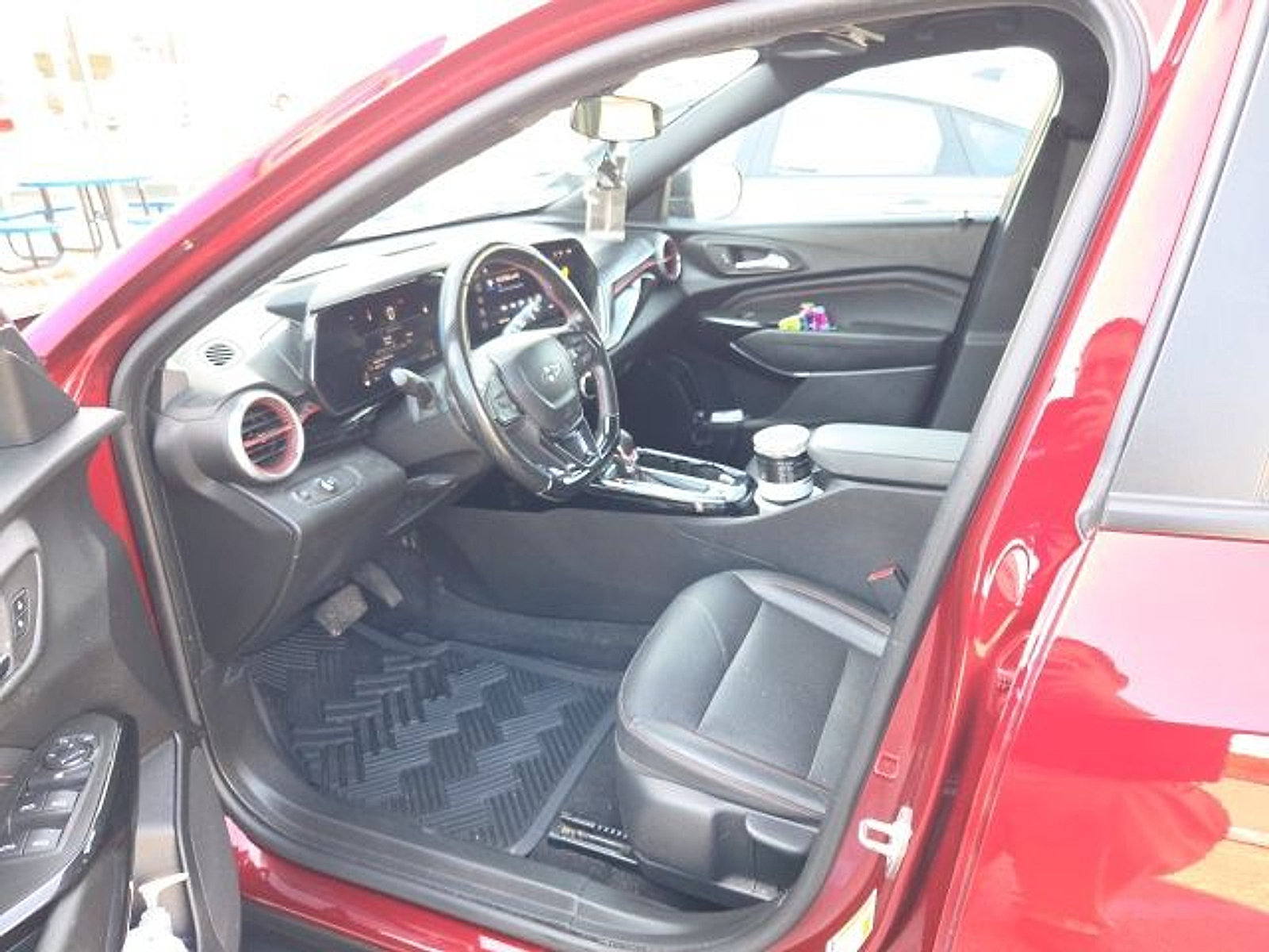 Used 2024 Chevrolet Trax RS FWD image 2