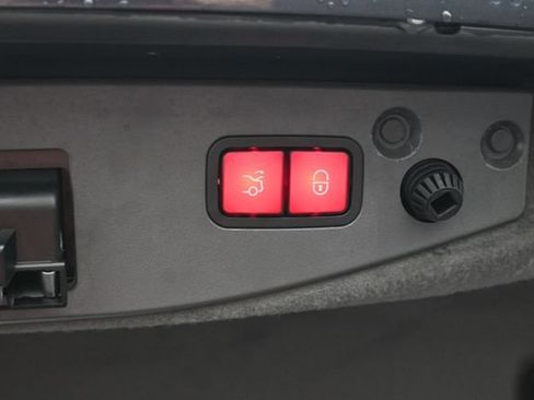 Used 2009 Mercedes-Benz SL 550 w/ Premium I Pkg image 16