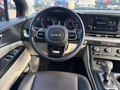 Certified 2023 Kia Carnival LX image 17