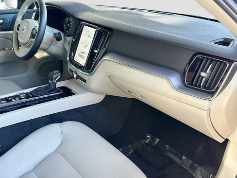 Used 2020 Volvo S60 T5 Momentum image 28