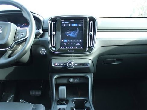 Used 2025 Volvo XC40 B5 Core image 18