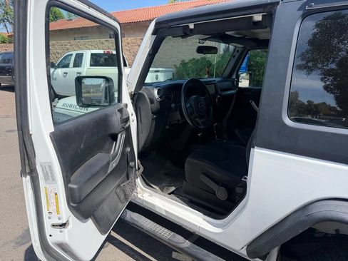 Used 2015 Jeep Wrangler Rubicon w/ Connectivity Group AWD/4WD image 18