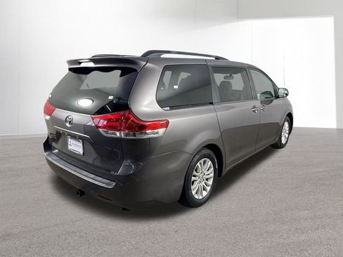 Used 2013 Toyota Sienna XLE image 36