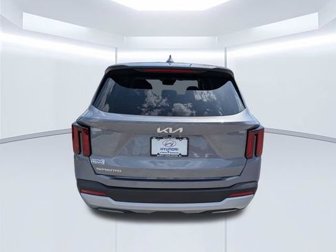 Used 2025 Kia Sorento LX FWD image 6