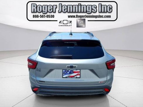 Used 2024 Chevrolet Trax RS w/ Sunroof Package FWD image 24