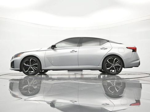Used 2024 Nissan Altima 2.5 SR FWD image 43