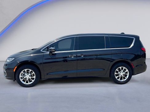 Used 2023 Chrysler Pacifica Touring-L AWD/4WD image 3