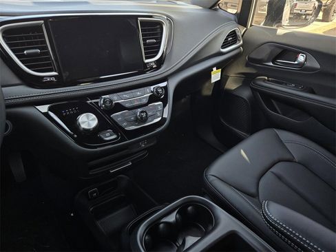 New 2026 Chrysler Pacifica Select image 17